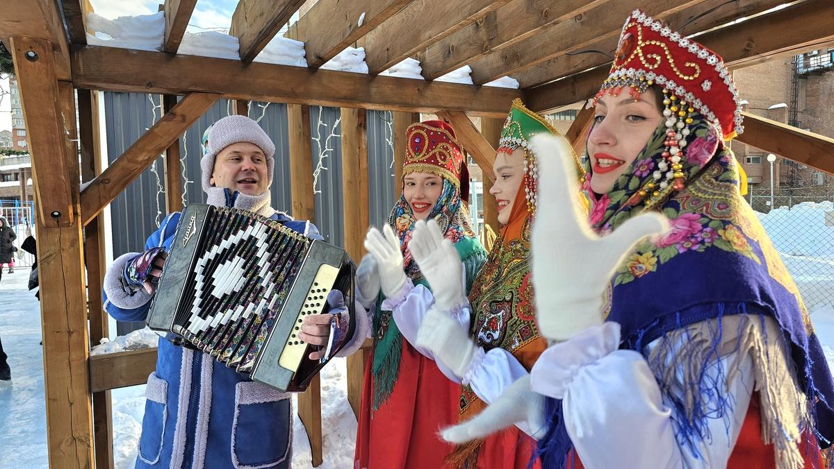 Фото Самый большой каток Новосибирска открылся на стадионе «Спартак». Фоторепортаж 3 - Сиб.ФМ Фото Самый большой каток Новосибирска открылся на стадионе «Спартак». Фоторепортаж 3