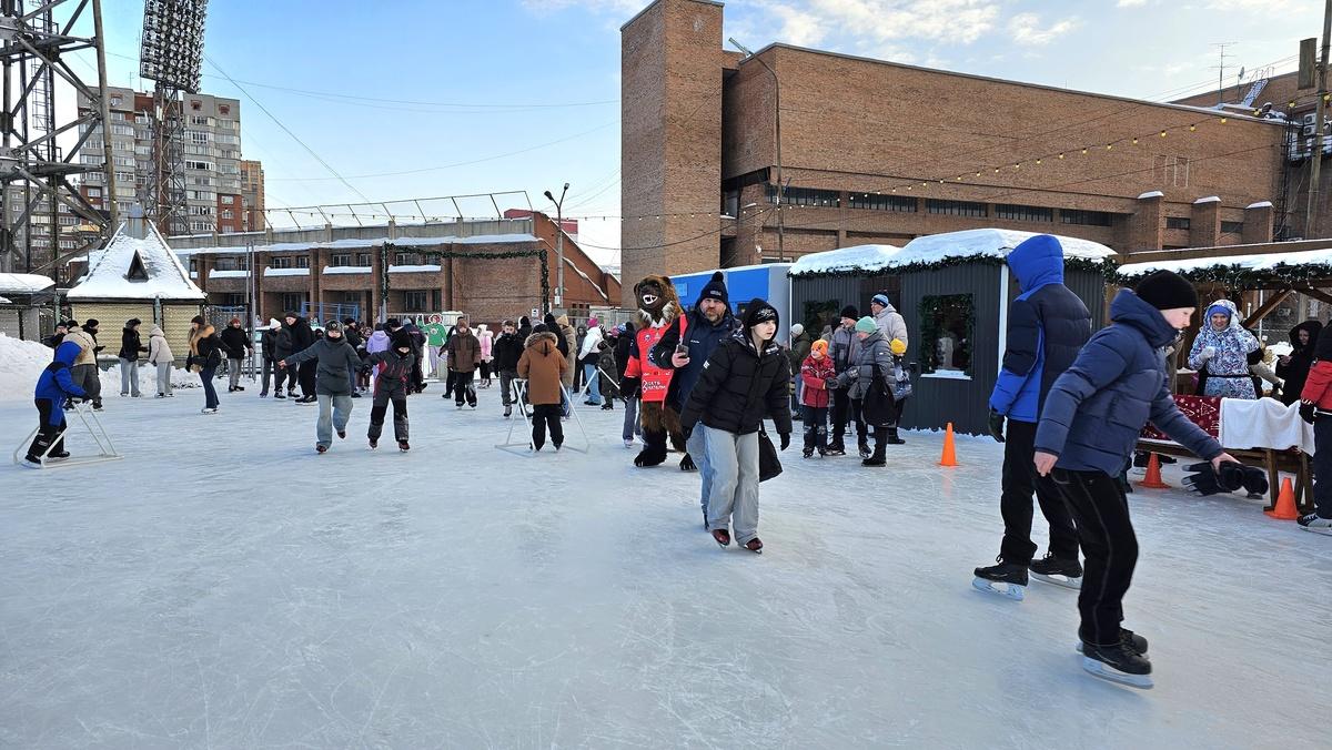 Фото Самый большой каток Новосибирска открылся на стадионе «Спартак». Фоторепортаж 36 - Сиб.ФМ Фото Самый большой каток Новосибирска открылся на стадионе «Спартак». Фоторепортаж 36