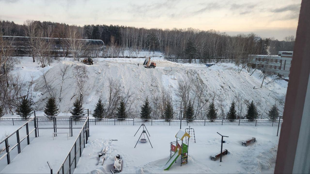 Фото В Новосибирске организовали огромный снеговал над детской площадкой на улице Объединения 2