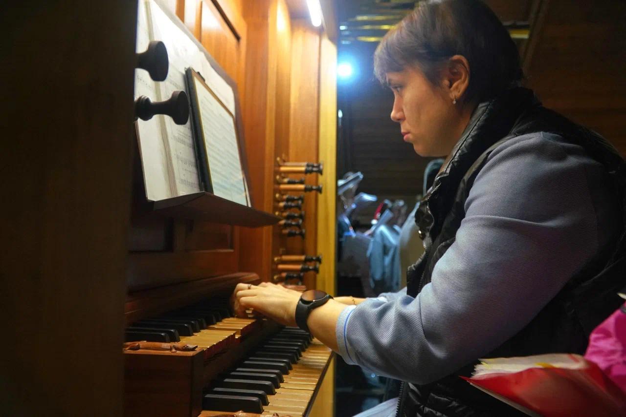 Фото В Новосибирске в соборе Преображение Господня прошла служба в честь католического Рождества. ФОТОРЕПОРТАЖ 22