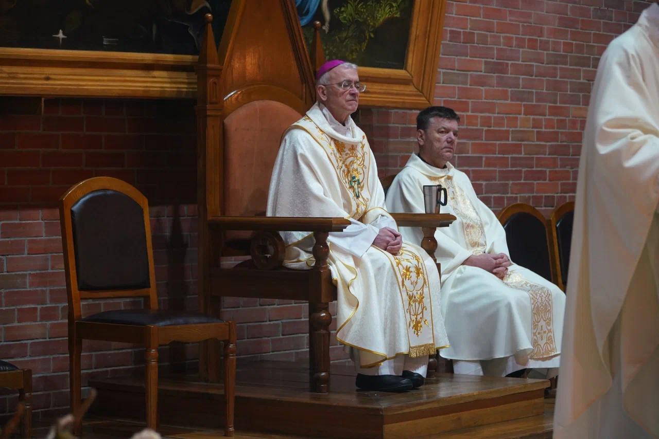 Фото В Новосибирске в соборе Преображение Господня прошла служба в честь католического Рождества. ФОТОРЕПОРТАЖ 25