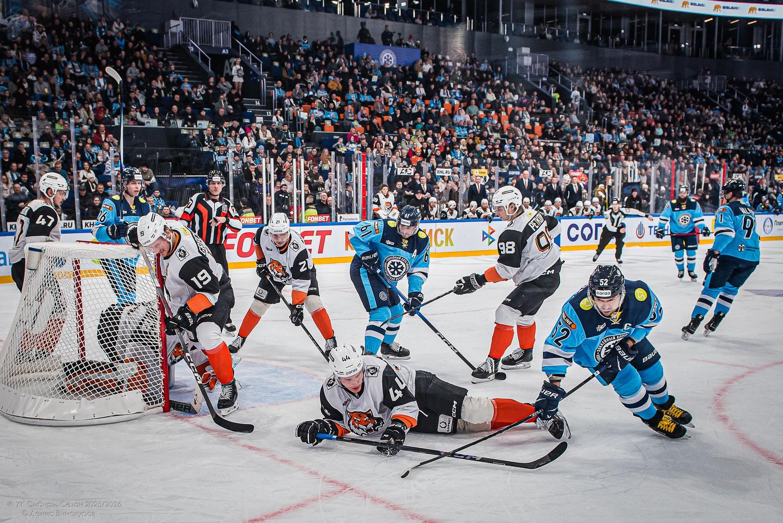 Фото Хоккейная «Сибирь» выдержала напор и победила «Амур». Фоторепортаж 11