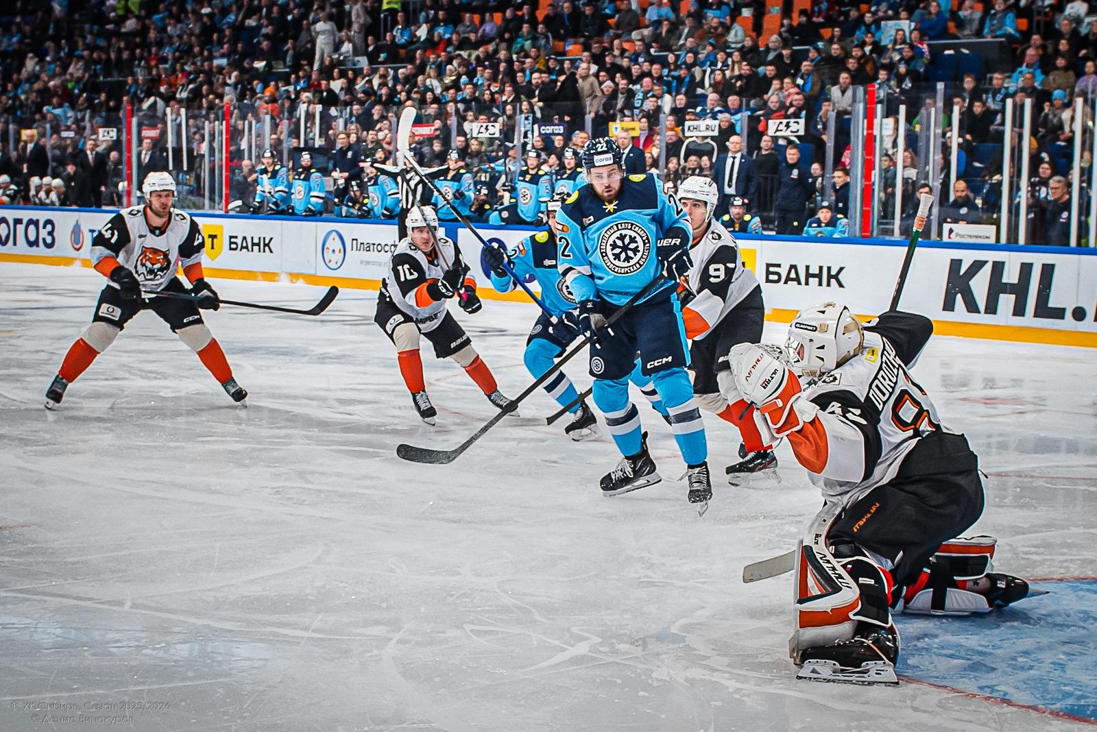 Фото Хоккейная «Сибирь» выдержала напор и победила «Амур». Фоторепортаж 17