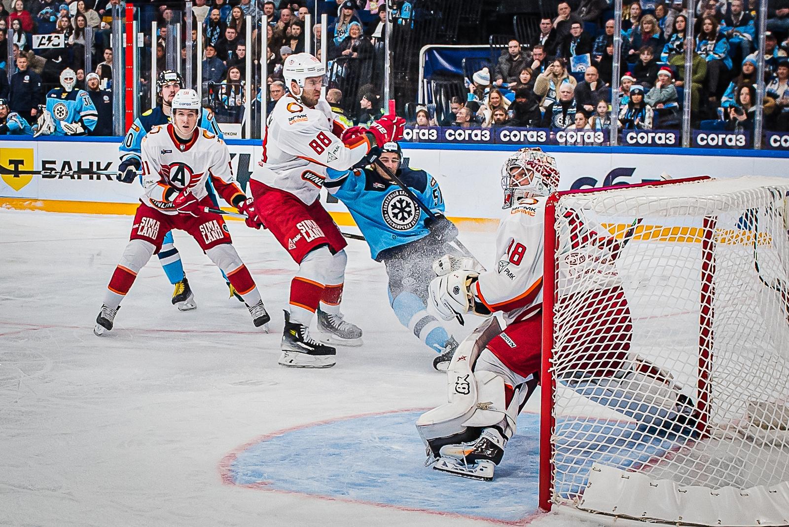 Фото Хоккейная «Сибирь» «всухую» проиграла «Автомобилисту» на домашнем льду. Фоторепортаж 9