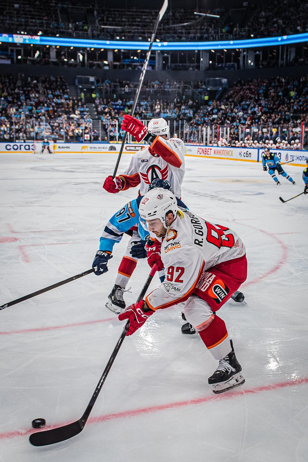 Фото Хоккейная «Сибирь» «всухую» проиграла «Автомобилисту» на домашнем льду. Фоторепортаж 10