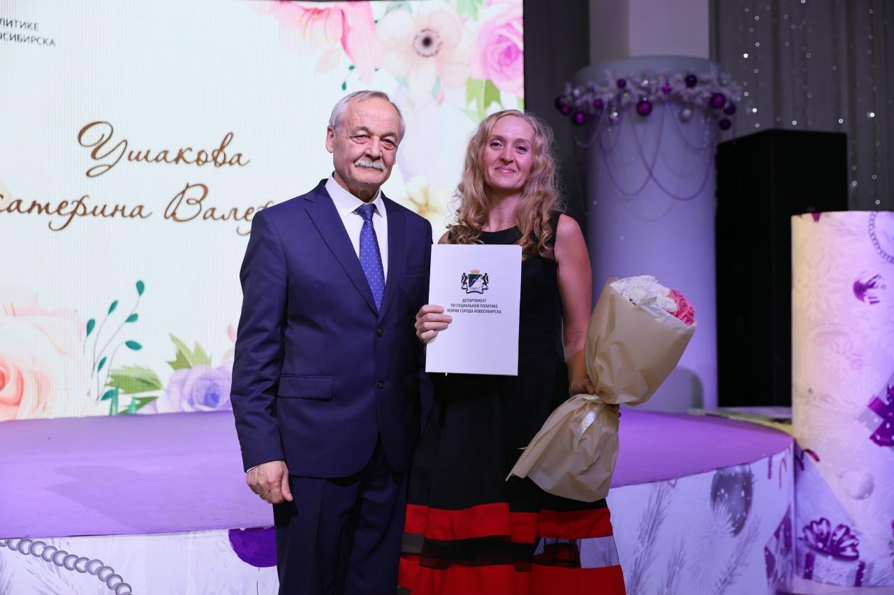 Фото Торжественный приём в честь многодетных матерей прошёл в Новосибирске 3