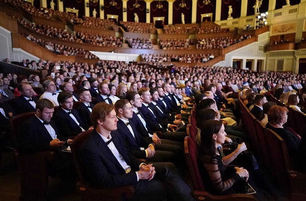 Фото Сборная России по хоккею и юные воспитанники школы «Красная Машина Юниор» посетили Новосибирский театр оперы и балета 2 - Сиб.ФМ Фото Сборная России по хоккею и юные воспитанники школы «Красная Машина Юниор» посетили Новосибирский театр оперы и балета 2