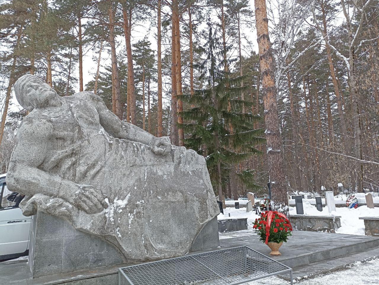 Фото Вечная память: на Заельцовском кладбище прошёл митинг-реквием 2 - Сиб.ФМ Фото Вечная память: на Заельцовском кладбище прошёл митинг-реквием 2