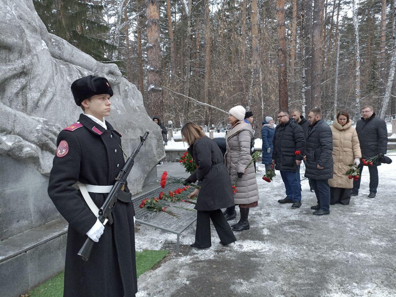 Фото Вечная память: на Заельцовском кладбище прошёл митинг-реквием 3 - Сиб.ФМ Фото Вечная память: на Заельцовском кладбище прошёл митинг-реквием 3