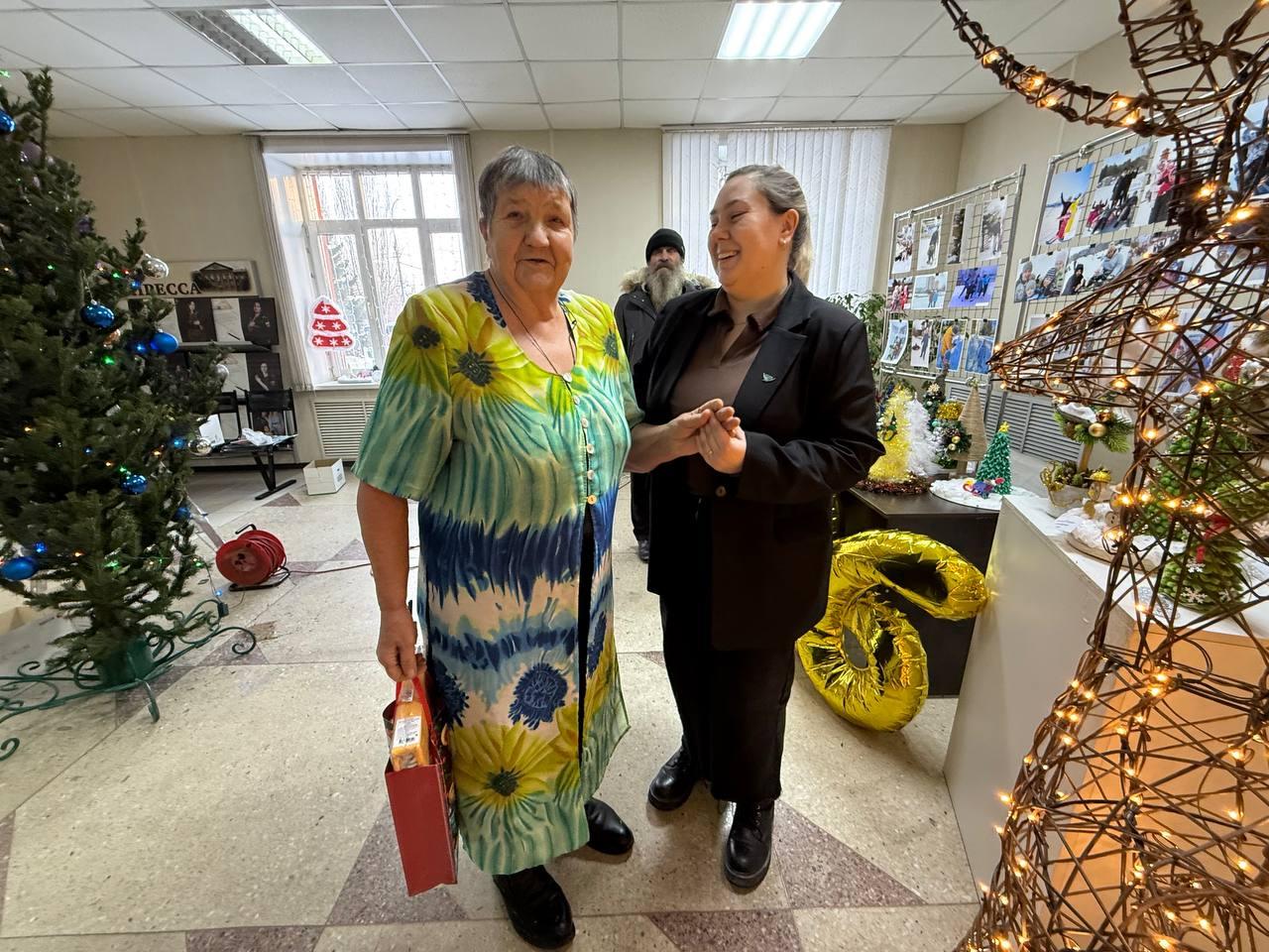 Фото Пенсионерка из Новосибирска получила подарок по акции «Ёлка желаний» от партнёра вечера «По следам Победы» 2