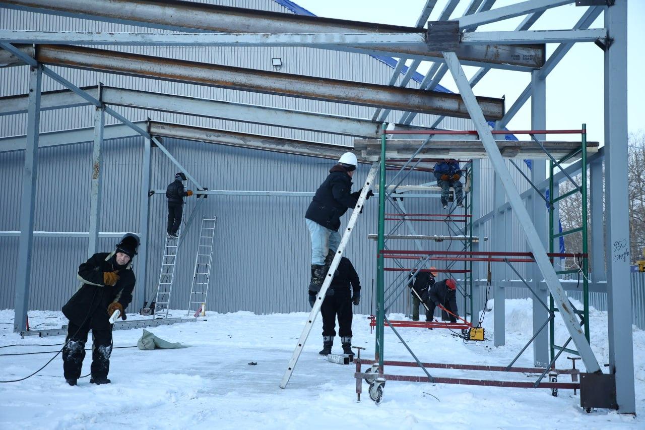 Фото В Кировском районе Новосибирска появится четвёртая крытая хоккейная коробка — на этот раз на аллее у улицы Петухова 3