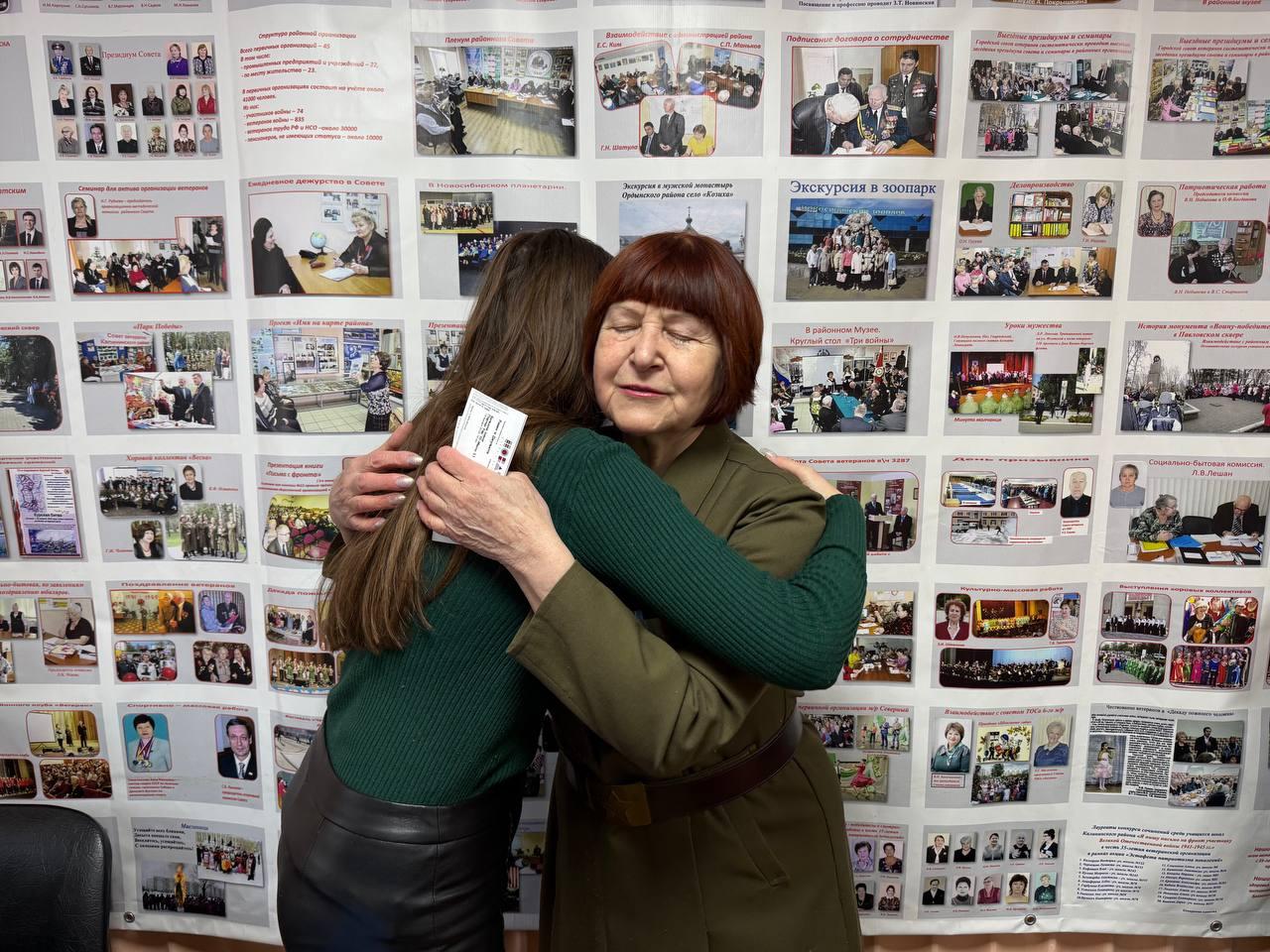 Фото Ветеран труда из Новосибирска получила подарок в рамках акции «Елка желаний» 3 - Сиб.ФМ Фото Ветеран труда из Новосибирска получила подарок в рамках акции «Елка желаний» 3