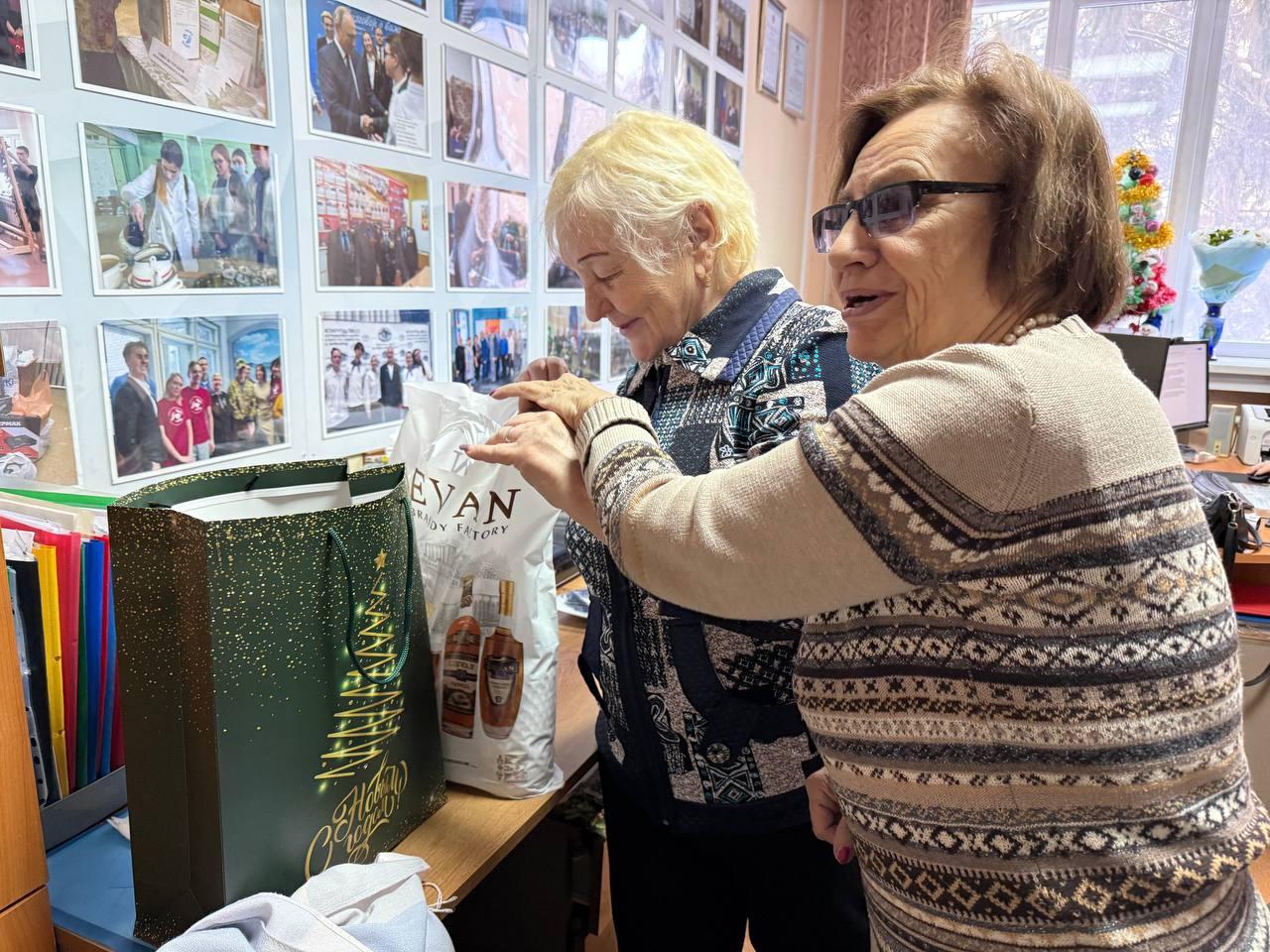 Фото Ветеран из Новосибирска получила долгожданный утюг благодаря «Елке желаний» 2 - Сиб.ФМ Фото Ветеран из Новосибирска получила долгожданный утюг благодаря «Елке желаний» 2