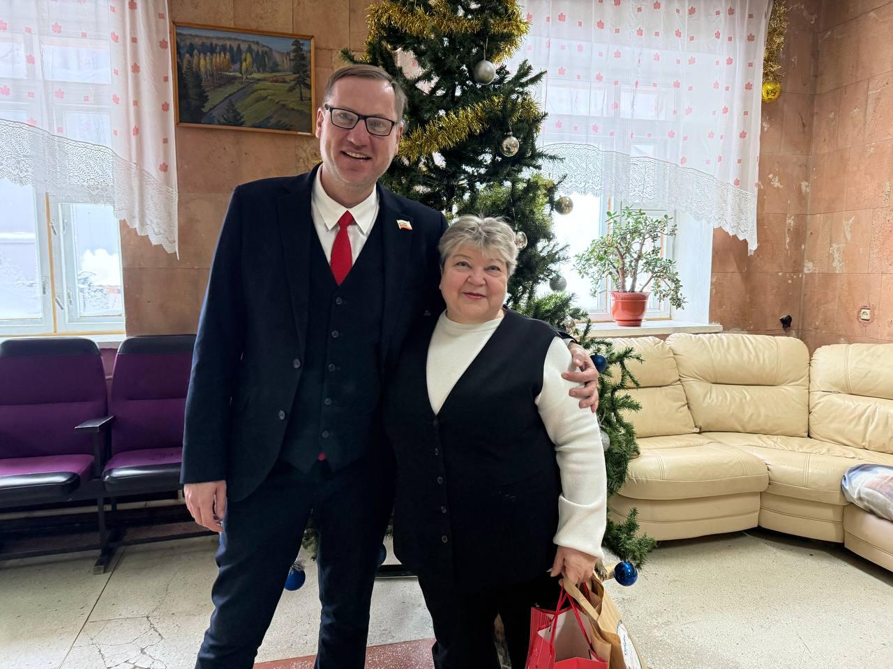 Фото В Новосибирске депутат Терещенко подарил председателю ветеранской организации электромассажер 2