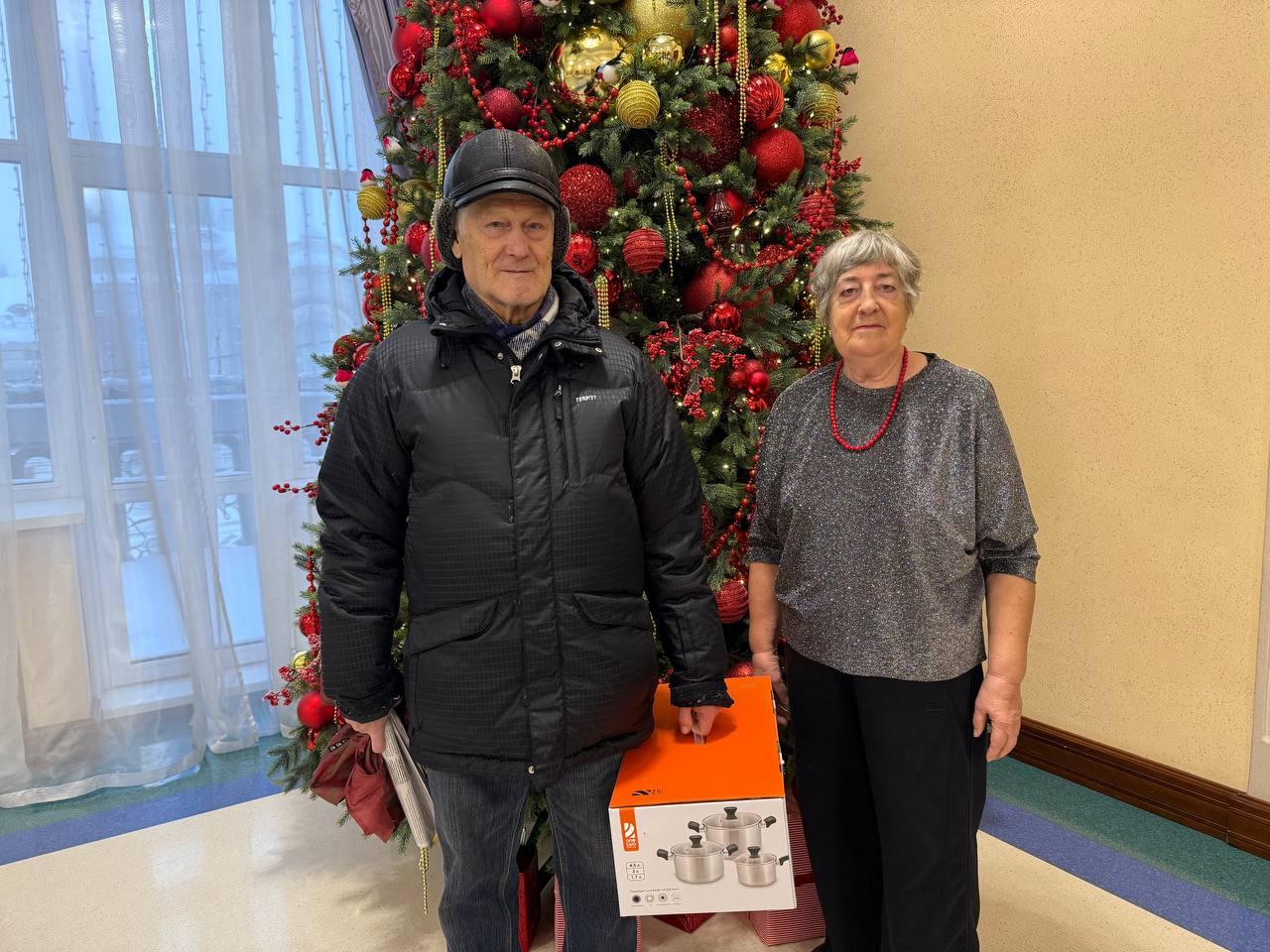 Фото В Новосибирске женщине-ветерану подарили набор кастрюль в рамках акции «Ёлка желаний» 2