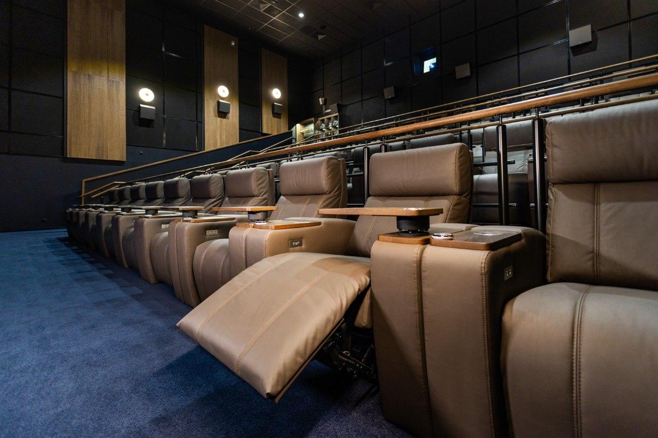 Фото Новогодние кинопремьеры в новом премиум-зале с креслами с функцией массажа 2 - Сиб.ФМ Фото Новогодние кинопремьеры в новом премиум-зале с креслами с функцией массажа 2
