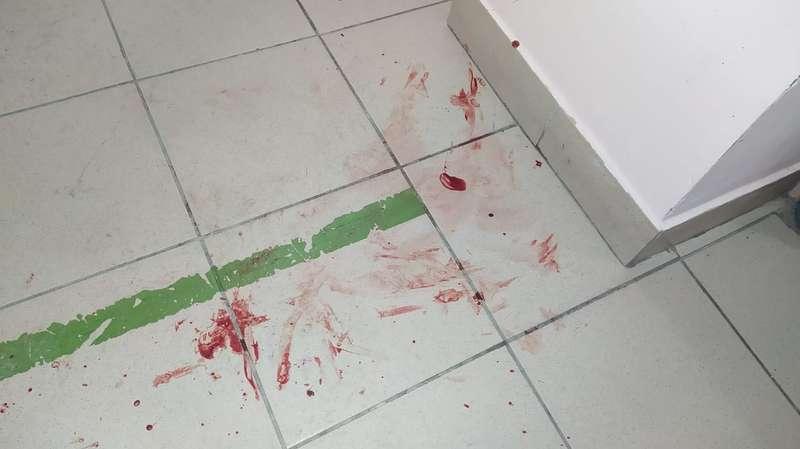 Фото Весь подъезд в крови: шокирующие кадры с места жёсткого избиения женщины в Новосибирске 2