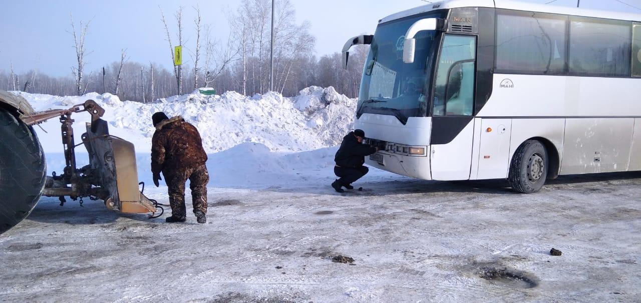 Фото В тридцатиградусные морозы автобус с 45 пассажирами сломался на трассе в Новосибирской области 2