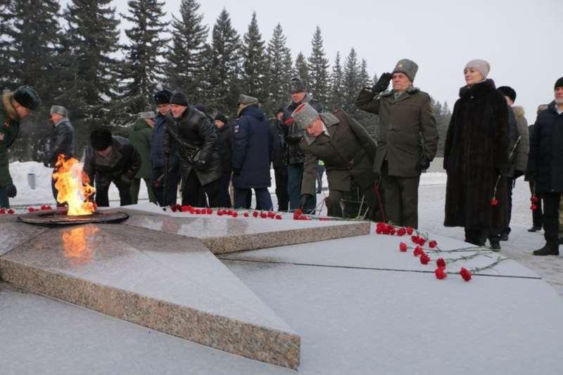 Фото В Омске возложили цветы в честь Дня защитника Отечества 2