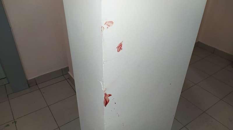Фото Весь подъезд в крови: шокирующие кадры с места жёсткого избиения женщины в Новосибирске 4