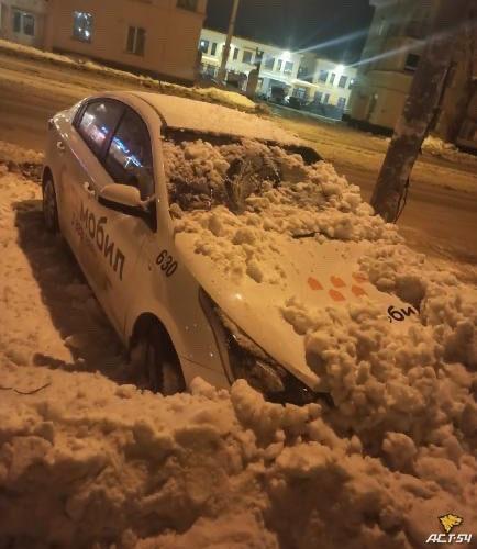 Фото Ещё один автомобиль стал жертвой снежной лавины в Новосибирске 2