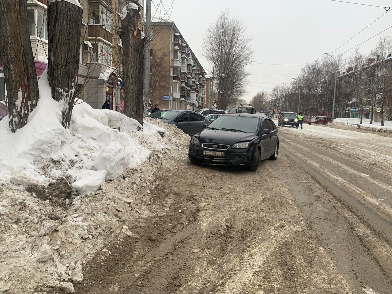 Машину выкинуло из колеи на припаркованные автомобили на Блюхера в  Новосибирске - sib.fm