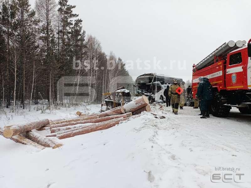 Фото Пять человек погибли в аварии с автобусом и лесовозом в Иркутске 2