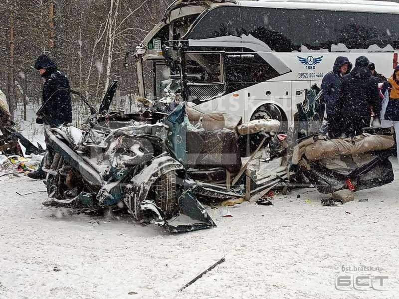 Фото Пять человек погибли в аварии с автобусом и лесовозом в Иркутске 3