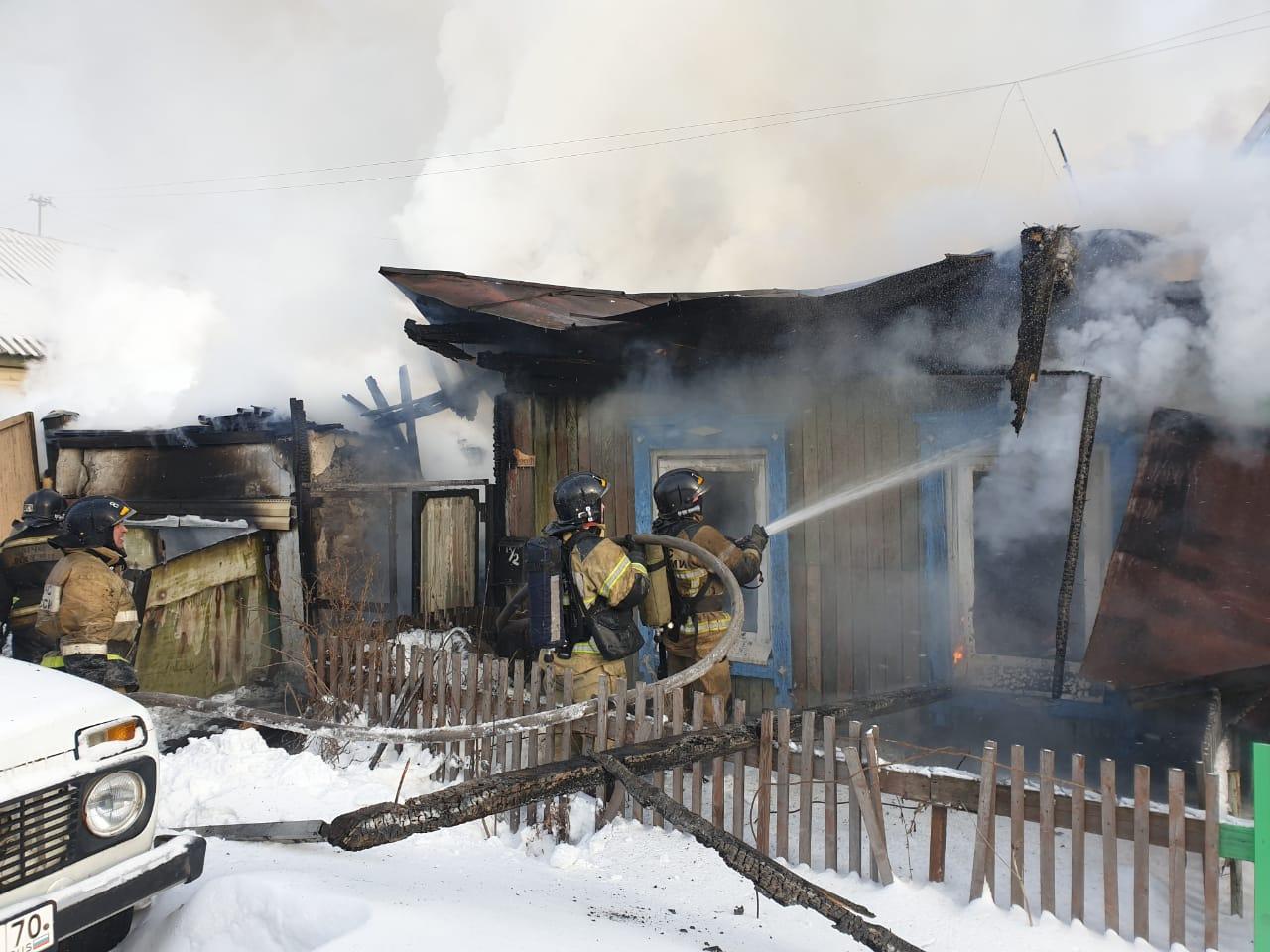 Фото В Томске пожарные два часа не могут потушить жилой двухквартирник 2