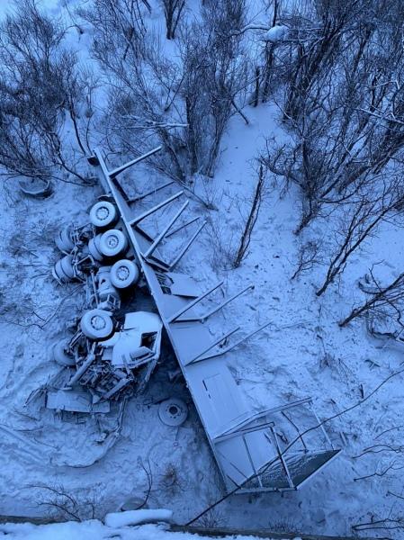 Фото Водитель фуры в Томской области трагически погиб в ДТП, слетев с моста в реку 2