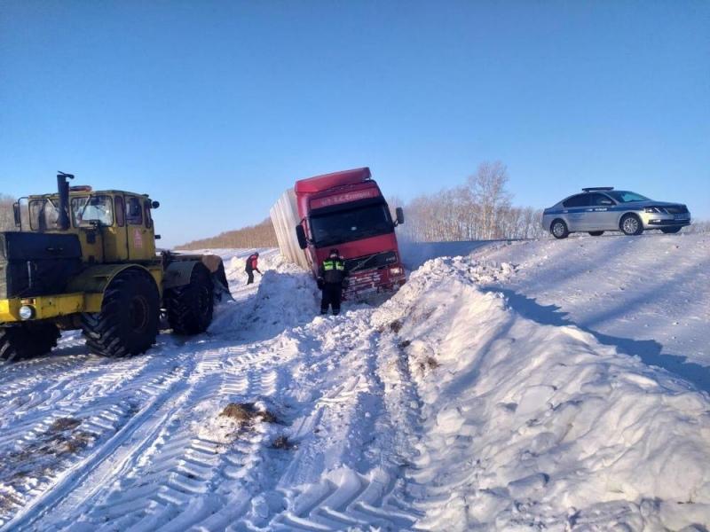 Фото Дорожные инспекторы помогли тяжёлой машине вылезти из снега под Новосибирском 2