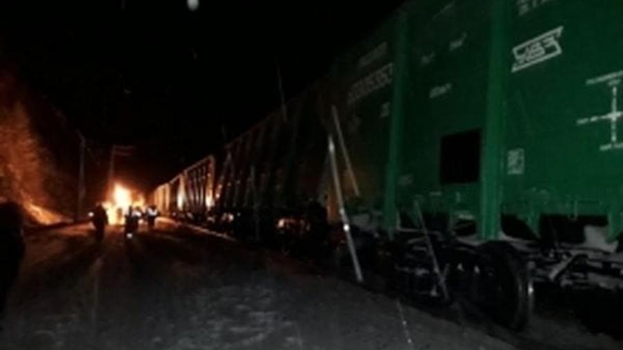 Фото 16 вагонов сошли с рельсов в Забайкалье: движение остановлено 2