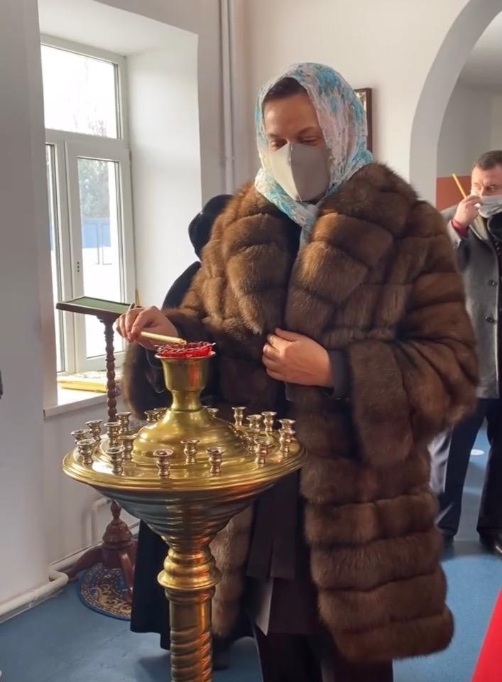 Фото Жена губернатора Цивилёва приехала в женский монастырь в шикарной шубе 2