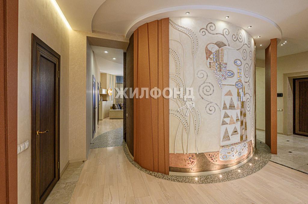 Фото В Новосибирске за 23 млн рублей продают квартиру с картины «Поцелуй» 5