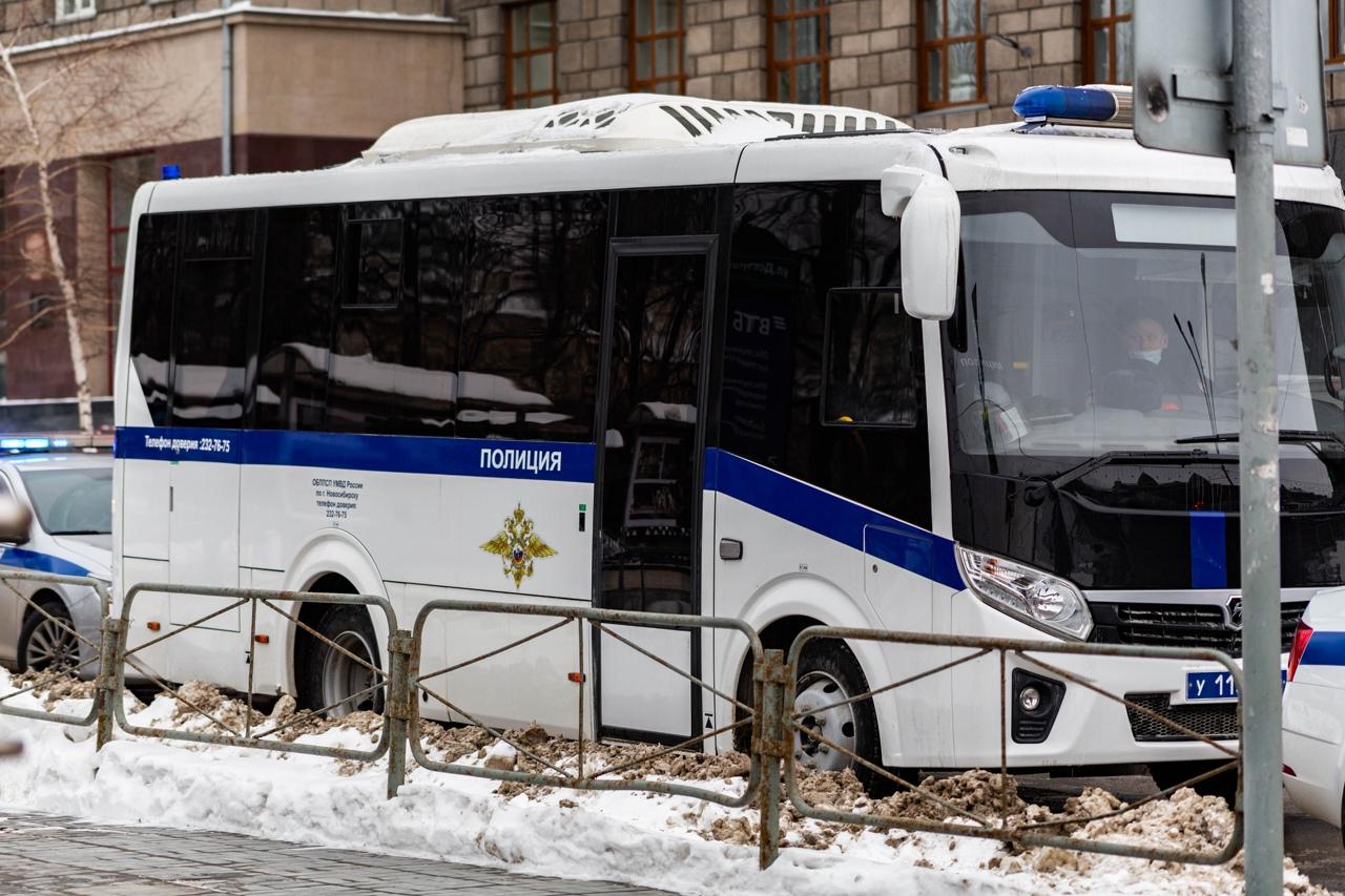 Фото В центре Новосибирска появились автозаки и полицейские 25 февраля 4