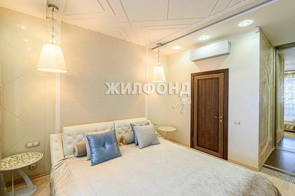 Фото В Новосибирске за 23 млн рублей продают квартиру с картины «Поцелуй» 7