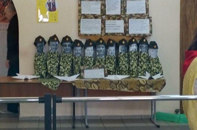 Фото «Торпеды» с головами мужчин сделали в школе Новосибирска к 23 Февраля 2