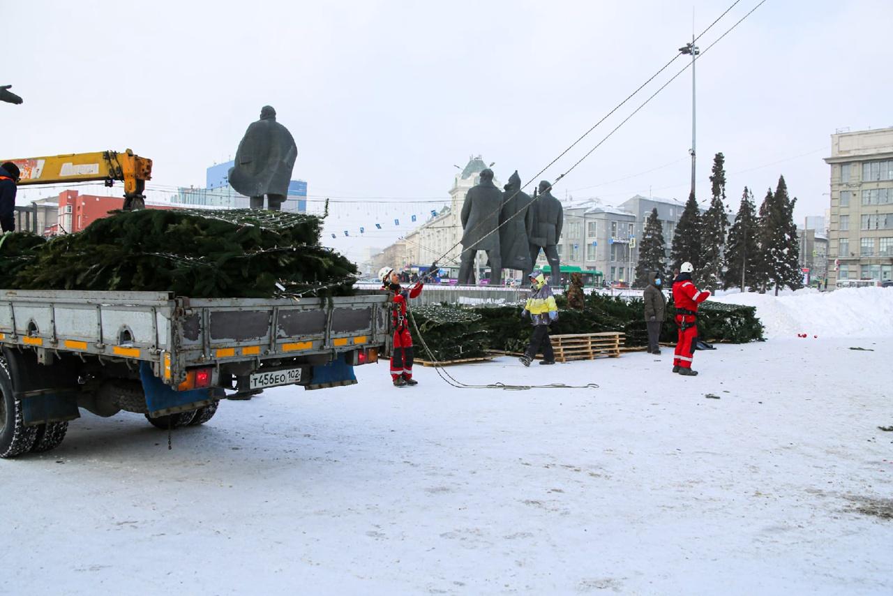 Фото В Новосибирске убрали ёлку и каток напротив НОВАТа 3