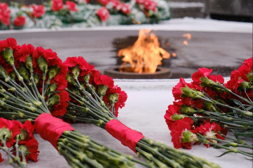 Фото Губернатор Андрей Травников возложил цветы к Монументу Славы в Новосибирске 23 февраля 3