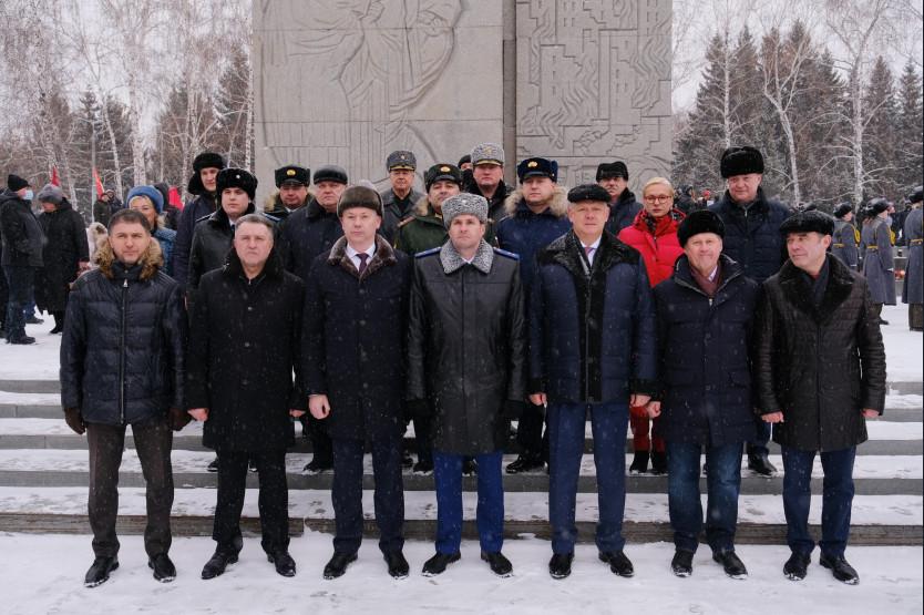 Фото Губернатор Андрей Травников возложил цветы к Монументу Славы в Новосибирске 23 февраля 2