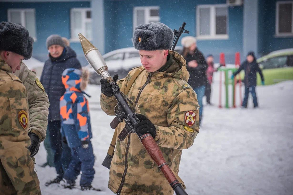 Фото В Новосибирске 23 Февраля отметили солдатской кашей и выступлением спецназа 10