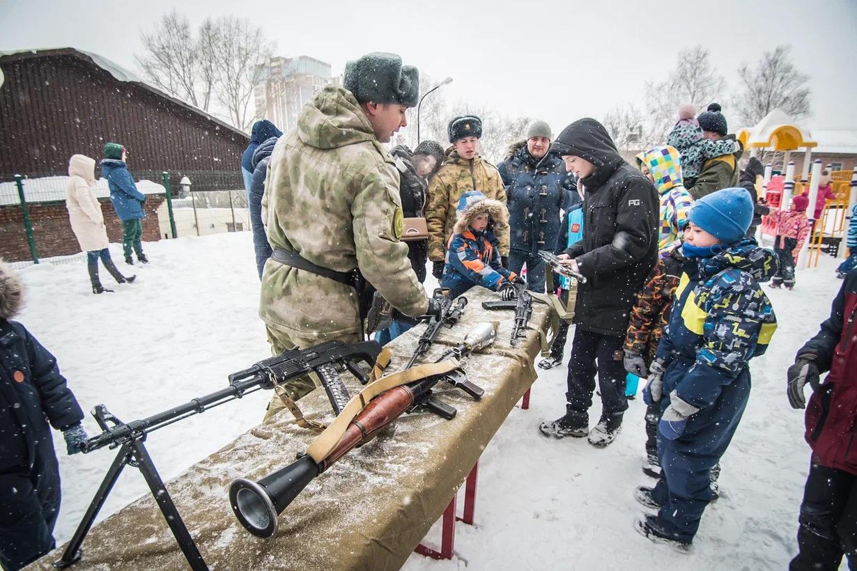 Фото В Новосибирске 23 Февраля отметили солдатской кашей и выступлением спецназа 11