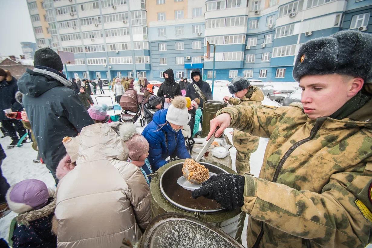 Фото В Новосибирске 23 Февраля отметили солдатской кашей и выступлением спецназа 13