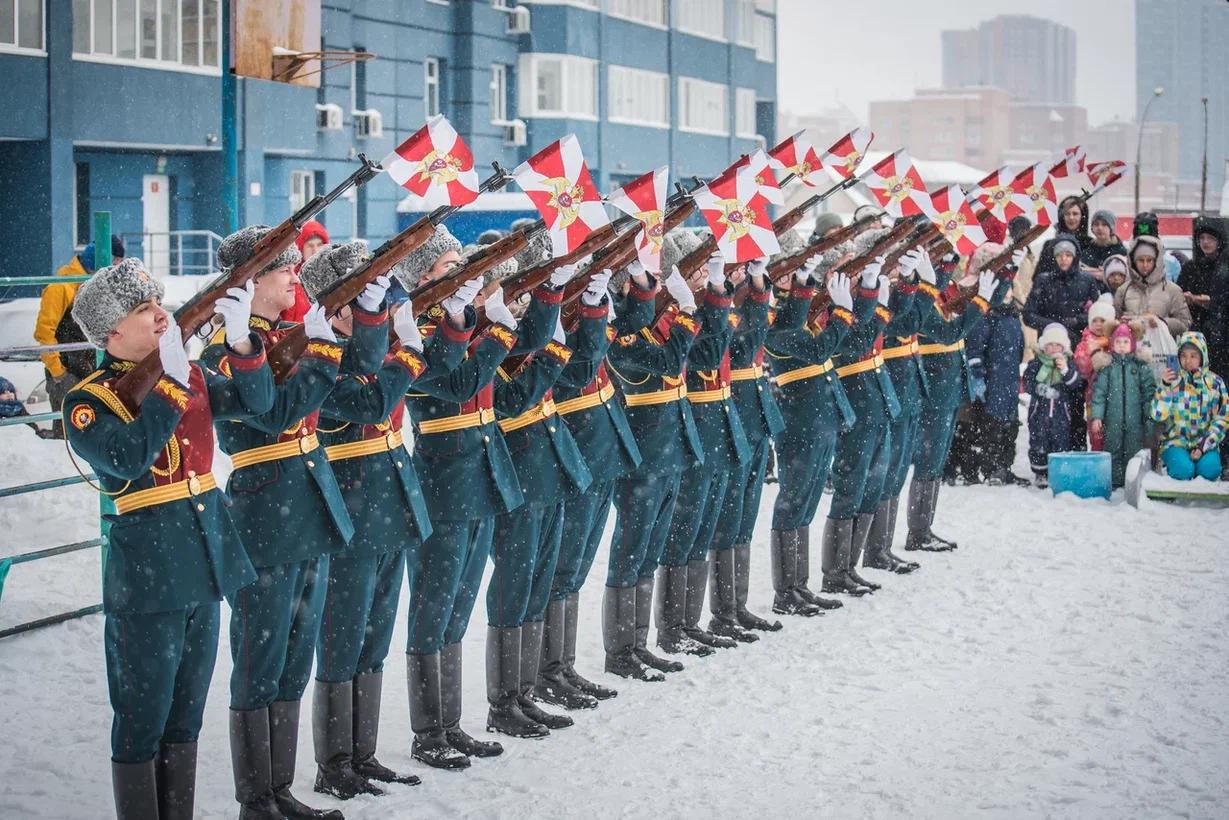 Фото В Новосибирске 23 Февраля отметили солдатской кашей и выступлением спецназа 6