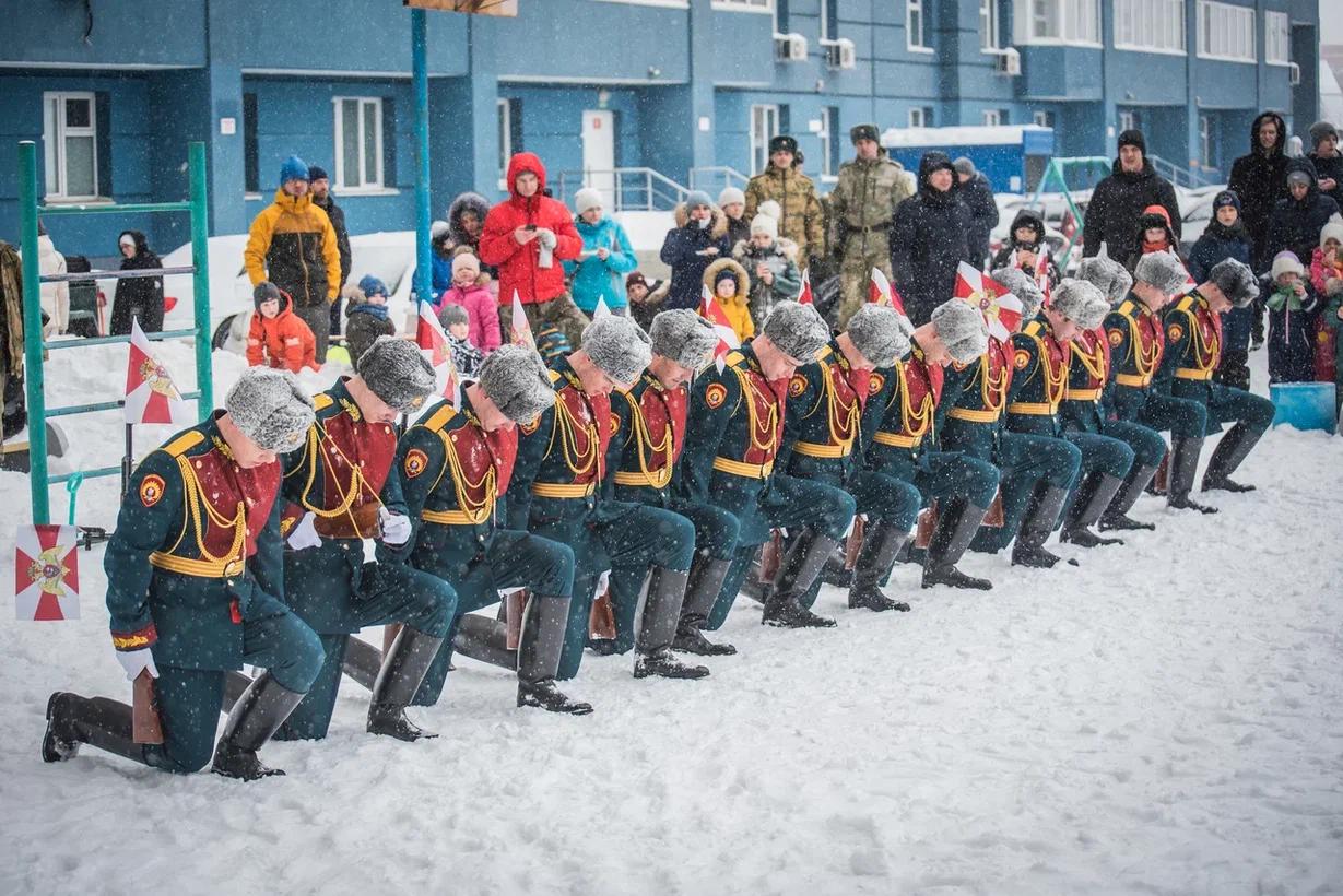 Фото В Новосибирске 23 Февраля отметили солдатской кашей и выступлением спецназа 7