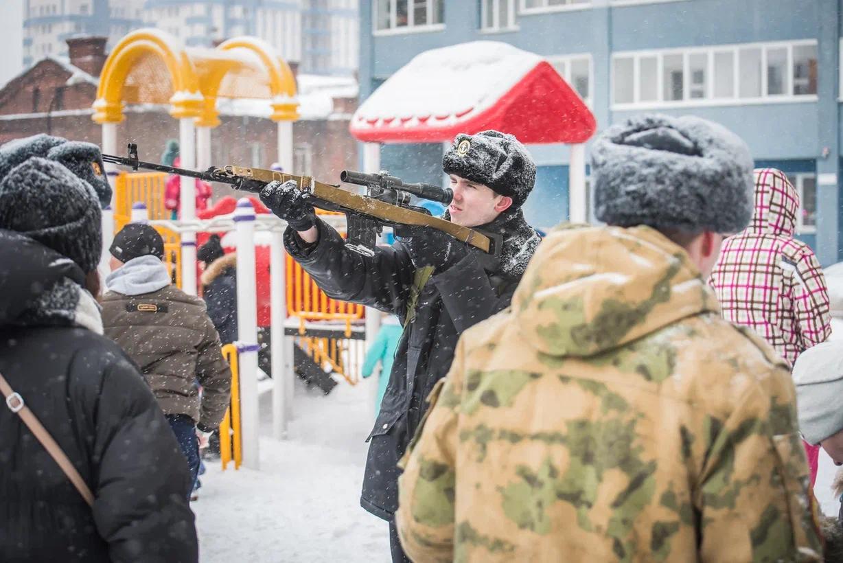 Фото В Новосибирске 23 Февраля отметили солдатской кашей и выступлением спецназа 2