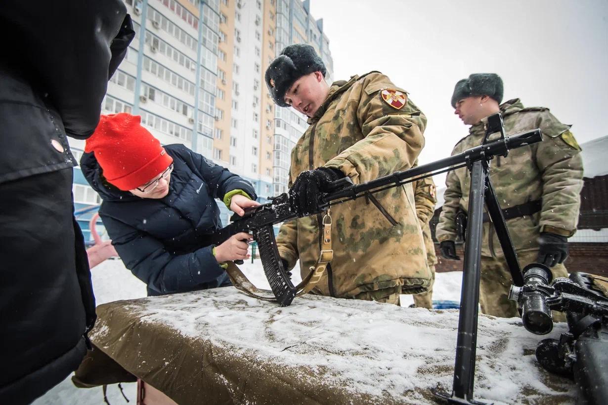 Фото В Новосибирске 23 Февраля отметили солдатской кашей и выступлением спецназа 18