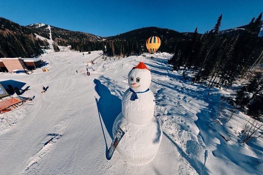 Фото В Шерегеше появился 12-метровый снеговик в поддержку россиян на Олимпиаде в Пекине 2