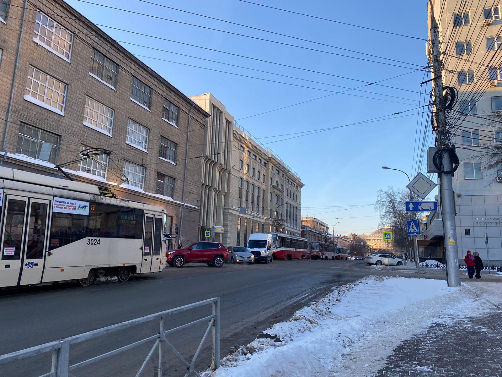 Фото Пробка из трамваев образовалась в центре Новосибирска 3