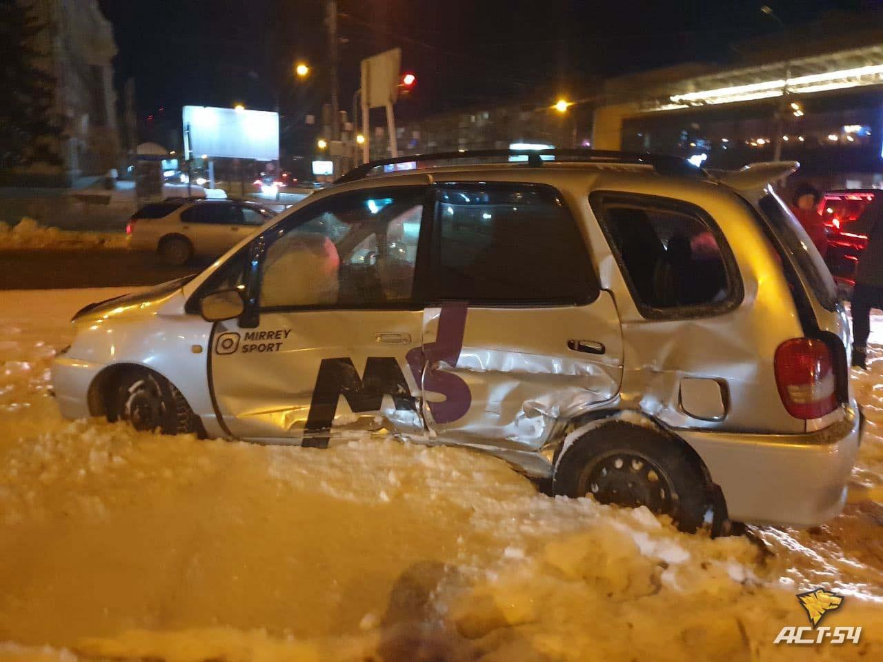 Фото Появилось видео ДТП с Nissan Cefiro и Toyota Corolla Spacio в центре Новосибирска 2